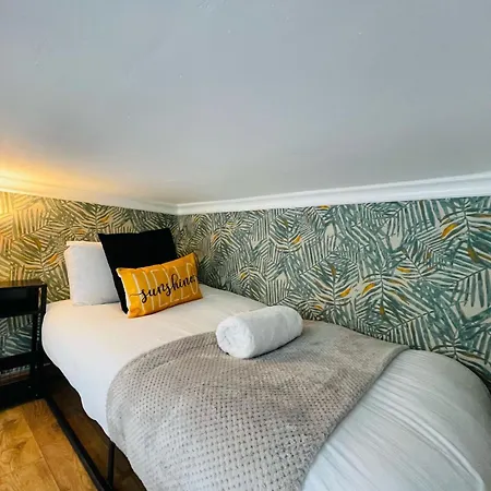 Modern Studios Queenspark London Room photo