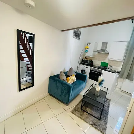 Modern Studios Queenspark London Room photo
