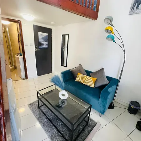 Modern Studios Queenspark London Room photo