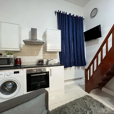 Modern Studios Queenspark London Room photo
