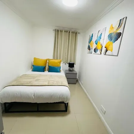 Modern Studios Queenspark London Room photo