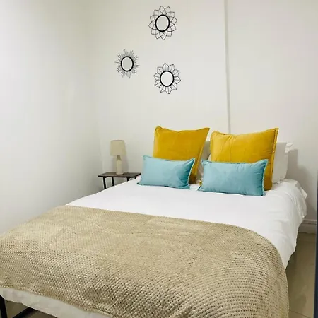 Modern Studios Queenspark London Room photo