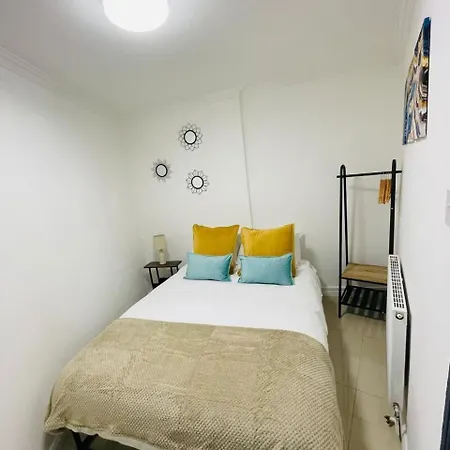 Modern Studios Queenspark London Room photo