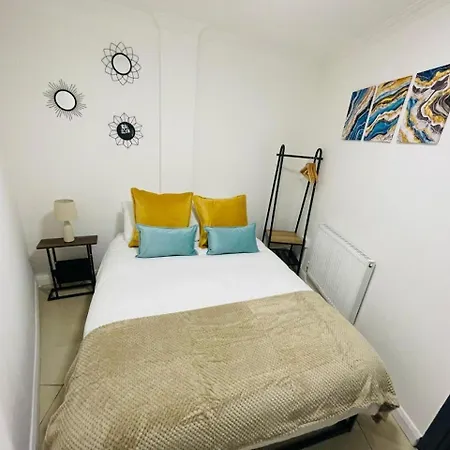 Modern Studios Queenspark London Room photo