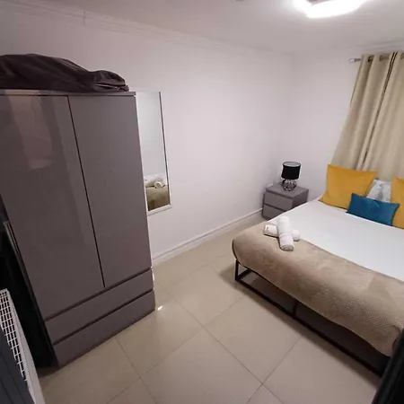 Modern Studios Queenspark London Room photo