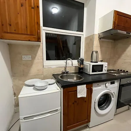 Modern Studios Queenspark London Room photo