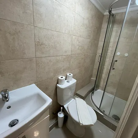 Modern Studios Queenspark London Room photo