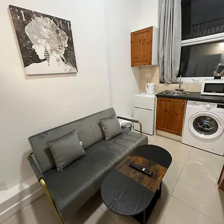 Modern Studios Queenspark London Room photo