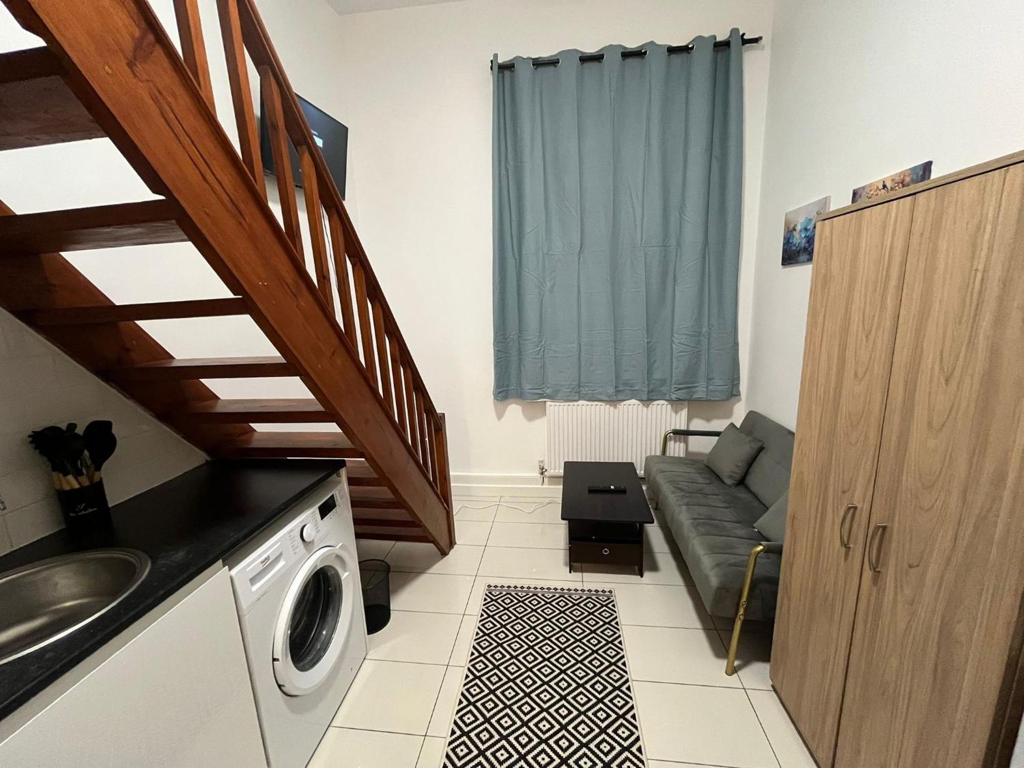 Modern Queenspark Apartment London