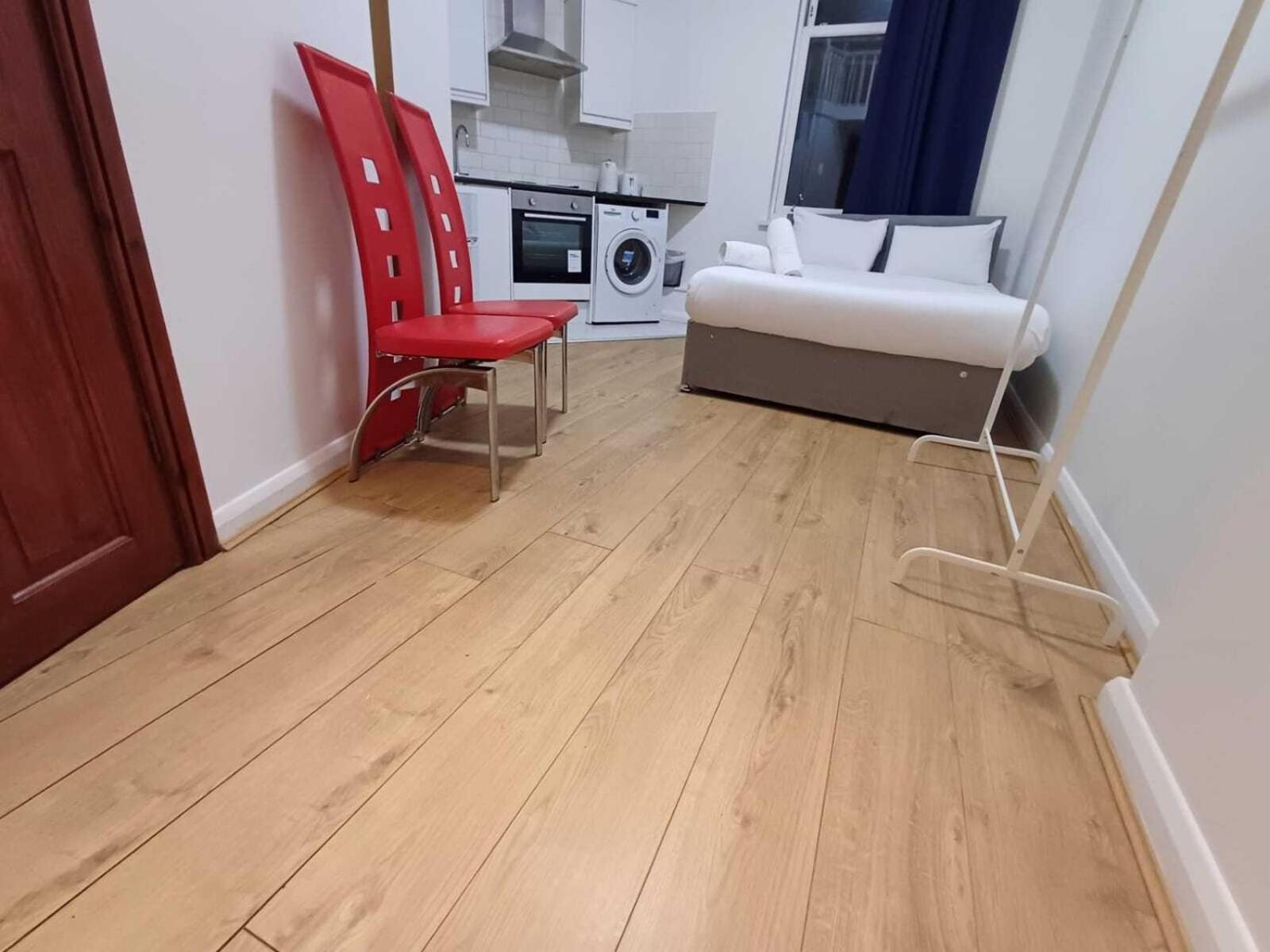 Modern Queenspark Apartment *