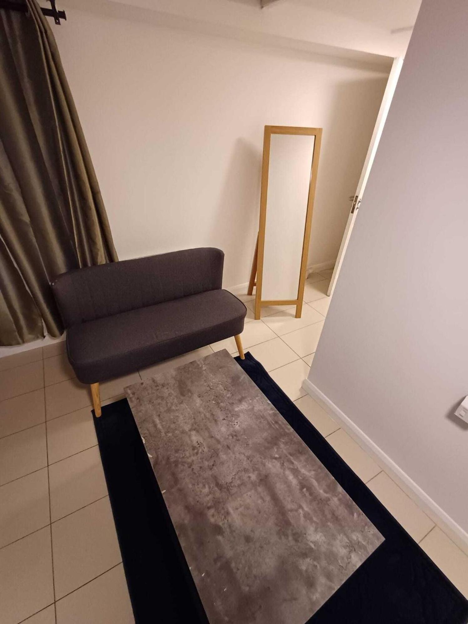Modern Queenspark Apartment