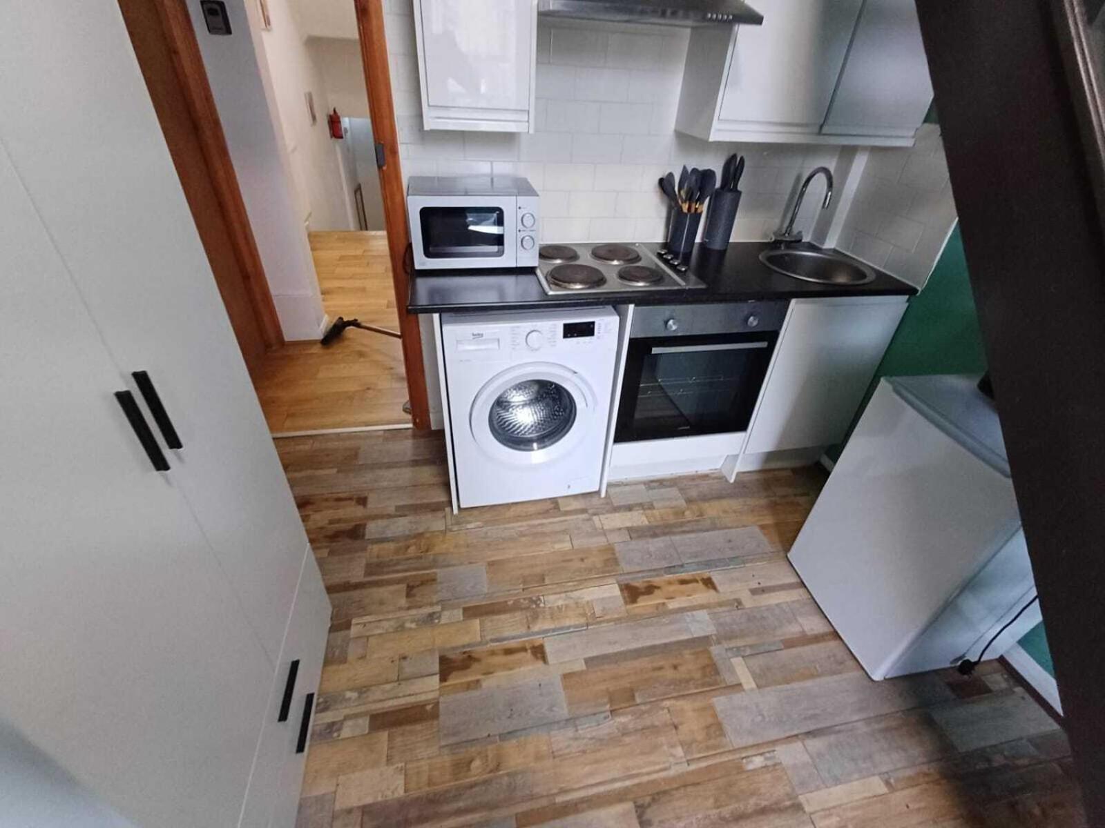 Apartment Modern Queenspark London