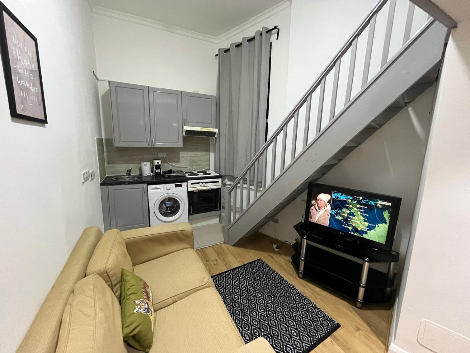 Apartment Modern Queenspark London